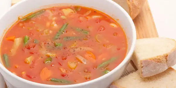 Minestrone: Sekret włoskiej zupy, przepis i historia "cucina povera"