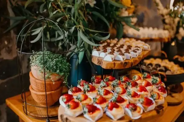 Catering na 20 osób: ile kosztuje? Pełny cennik i jak zaoszczędzić