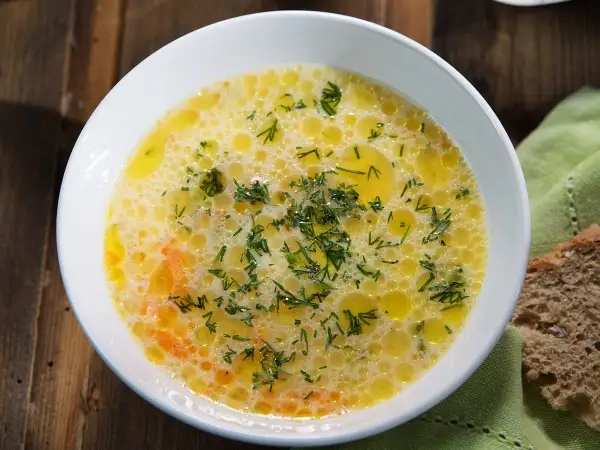 Idealna zupa ogórkowa: przepis krok po kroku i triki mistrza!