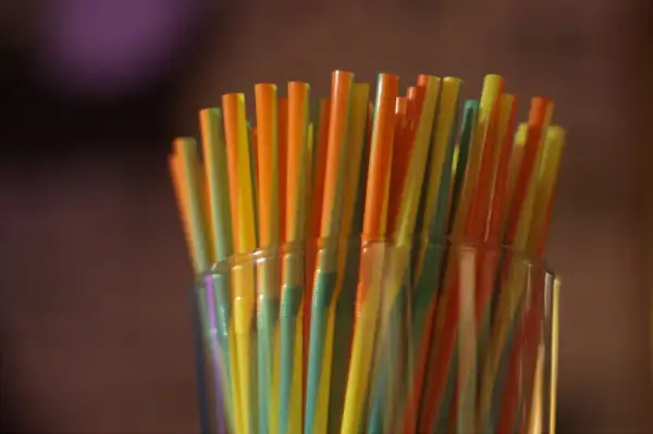 Słomki plastikowe zakazane? Wybierz idealną eko alternatywę!