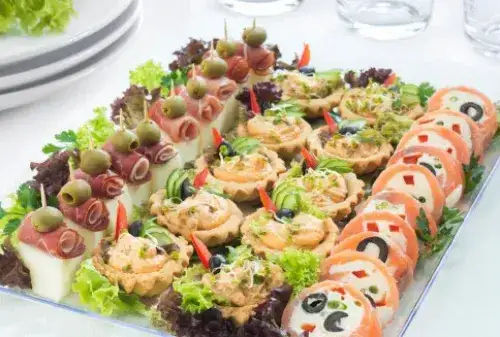 Ile kosztuje catering na 50 osób? Poznaj ceny i obniż swój budżet!